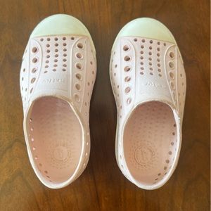 Used girls Natives light pink size C6